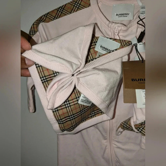 BNWT Burberry Baby Three Piece Onesie Bib and Hat Light Pink 6 Months Girl $380 - Picture 5 of 7